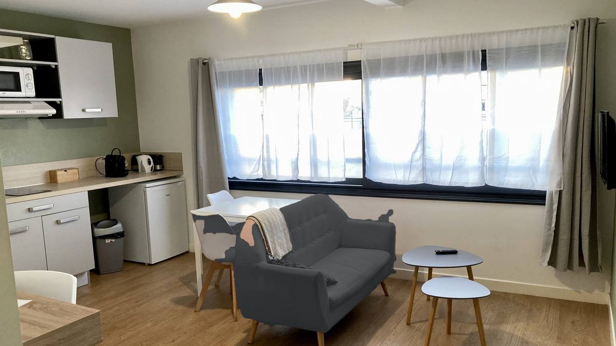 Séjour meublé avec canapé et coin repas